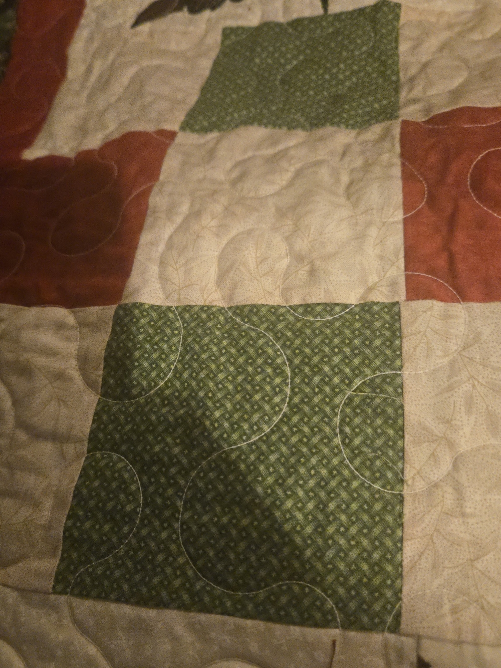 Handmade christmas Cardinal Patchwork Quilt - Red and Green Home Bedding - Picture 7 of 10